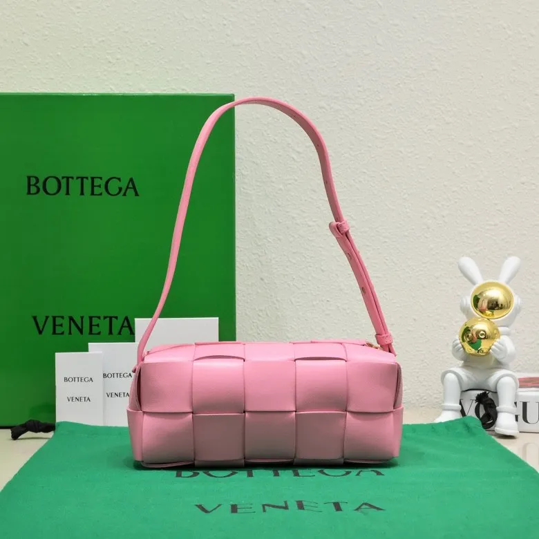 Batch 1420 BV autumn and winter beautiful armpit bag, breaking your definition of armpits BOTTEGA's new BRICK CASSETTE is small and exquisite, breaking the definition of underarms without capacity. It is no longer a small waste bag, but also a classic woven style. Why not buy such a bag? The soft sheepskin material shows a sense of luxury. Style number: 9305 Size: 23.5*10*10cm
